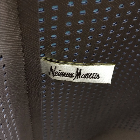 Sold! 🎉HPx2🎉 Neiman Marcus perforated tote bag - Picture 3 of 4